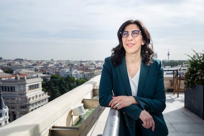 Rima Abdul Malak, ministra de Cultura francesa, este lunes en la terraza del Círculo de Bellas Artes de Madrid.