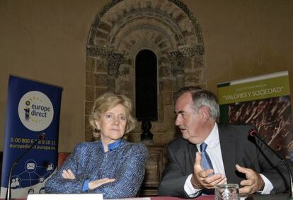 Becerril, con el presidente de la Fundación Valsaín, Álvaro Gil Robles.