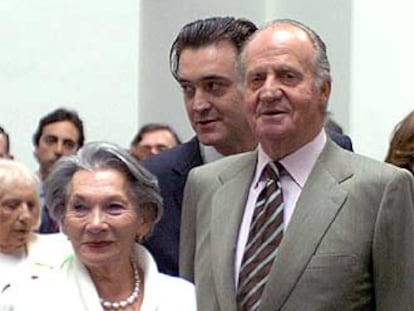 Christine Picasso, con el Rey. Detrás, Maya Picasso (a la izquierda) y Miguel Zugaza, en la inauguración de la exposición.