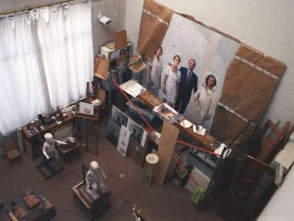 Antonio L&oacute;pez&#039;s studio in 2011 with the royal portrait on display. The image is from the book Antonio L&oacute;pez, pintura y escultura.