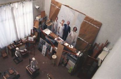 Antonio L&oacute;pez&#039;s studio in 2011 with the royal portrait on display. The image is from the book Antonio L&oacute;pez, pintura y escultura.