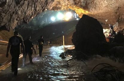 Foto tuiteada por Elon Musk de la entrada de la cueva, donde el empresario ha dejado un minisubmarino para futuras emergencias.