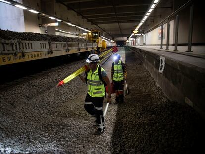Trabajadores del Sistema de Transporte Colectivo Metro, laboran en las obras de mantenimiento y refuerzo de estructura de la linea 12.