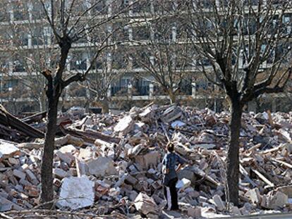 Una persona contempla un enorme montón de runa en los antiguos cuarteles de Sant Andreu, ayer.