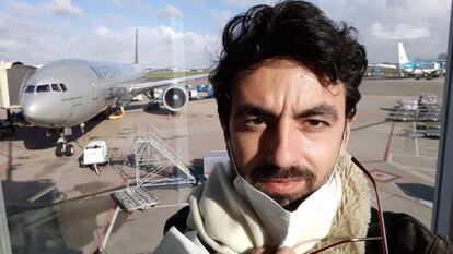 El italiano Gianmarco Coppo en el aeropuerto de Turín, antes de volar a Perú, en una imagen cedida por él.