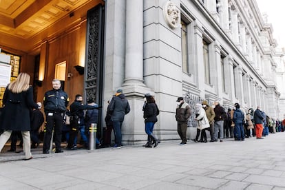 Decenas de personas hacen cola para contratar Letras del Tesoro, en el Banco de España, el 3 de febrero en Madrid.