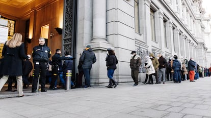 Decenas de personas hacen cola para contratar Letras del Tesoro, en el Banco de España.