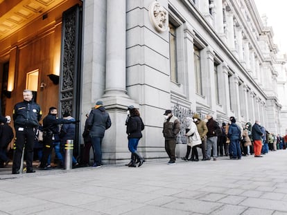 Decenas de personas hacen cola para contratar Letras del Tesoro, en el Banco de España, el 3 de febrero en Madrid.