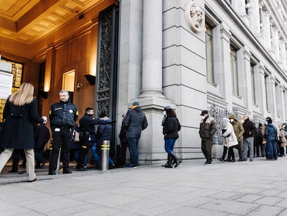 Decenas de personas hacen cola para contratar Letras del Tesoro, en el Banco de España, a 3 de febrero de 2023, en Madrid (España)