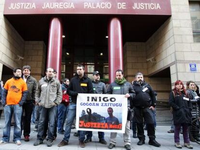 Concentración de amigos de Iñigo Cabacas este jueves a las puertas de los juzgados en Bilbao. 
