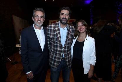 Los directores adjuntos de EL PAÍS, Borja Echevarría y Mónica Ceberio, junto a Vicente Jiménez, director de AS (en el centro).