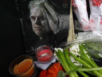 Objetos como homenaje a Philip Seymour Hoffman en Nueva York.  