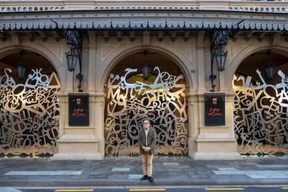 Jaume Plensa ante las nuevas puertas del Liceo.