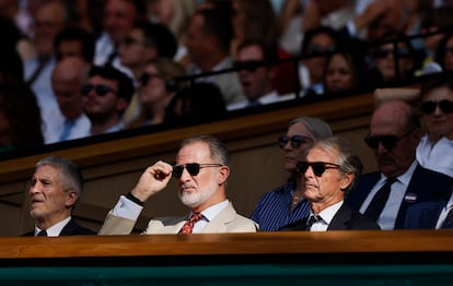 El rey Felipe VI sigue la final desde el palco real de la pista central de Wimbledon.