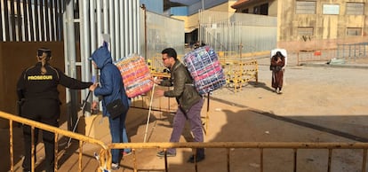 Dos ciegos pasan con sus bultos por el control del pol&iacute;gono situado en la frontera de Ceuta con Marruecos.