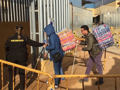 Dos ciegos pasan con sus bultos por el control del pol&iacute;gono situado en la frontera de Ceuta con Marruecos.