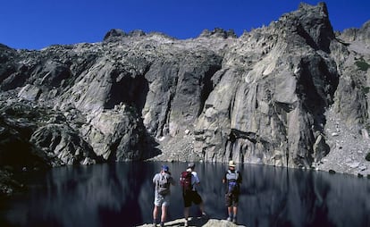Senderistas ante el lago de Capitello, en el valle de Restonica (Córcega).