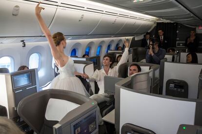 Artemy Belyakov y Olga Marchenkova del Ballet Bolshoi Ballet actúan a bordo del Boeing 787-9 Dreamliner de British Airways en celebración del primer vuelo de la compañía entre Moscú (Rusia) y Londres (Inglaterra). 