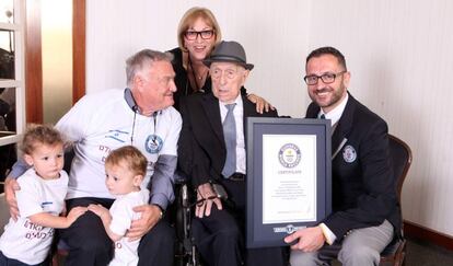 Kristal, rodeado por su familia en marzo de 2016, el día que recibió el certificado del Libro Guiness de ser el hombre más viejo del mundo.