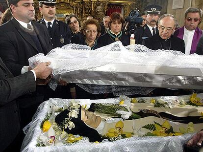 El cuerpo de sor Lúcia yace en su féretro durante los funerales celebrados ayer en Coimbra.