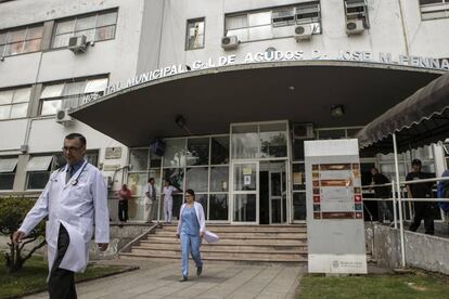 Personal m&eacute;dico en el hospital Jos&eacute; M. Penna, en Buenos Aires.