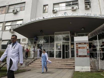 Personal m&eacute;dico en el hospital Jos&eacute; M. Penna, en Buenos Aires.