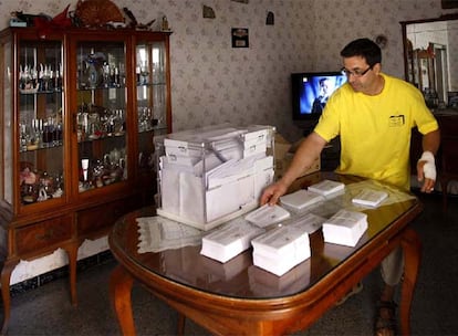 Uno de los organizadores de la consulta, ayer, preparando las papeletas y las urnas.