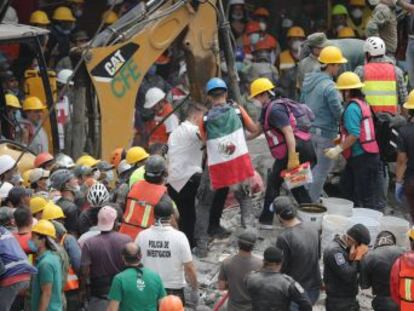 Al menos 307 muertos, entre ellos 19 niños en una escuela, a causa de un fuerte sismo que ha sacudido con fuerza la capital del país y otros cuatro Estados