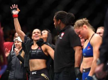 Amanda Nunes levanta el brazo ante una derrotada Ronda Rousey. Fue el pasado 30 de diciembre.