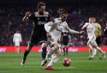 El jugador del Real Madrid, Gareth Bale, se lleva el balón ante la presión del jugador del Ajax, Daley Blind.