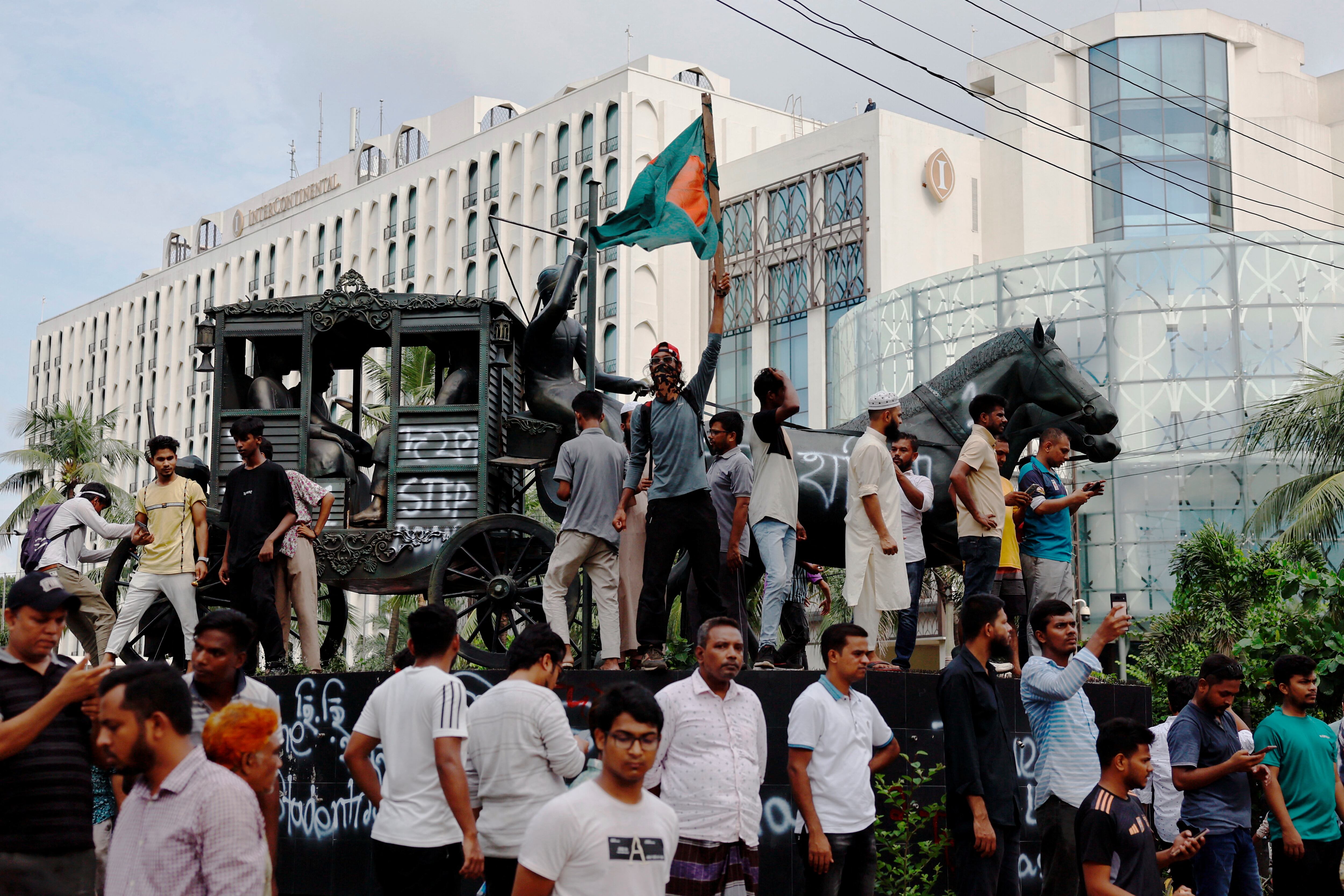 Los manifestantes en Bangladés rechazan un Gobierno militar y proponen la figura del Nobel Muhammad Yunus 