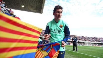 Messi firma autógrafos a los asistentes al entrenamiento 