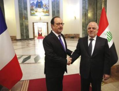 El presidente frances François Hollande con el primer ministro iraquí Fuad Masum, este lunes en Bagdad.