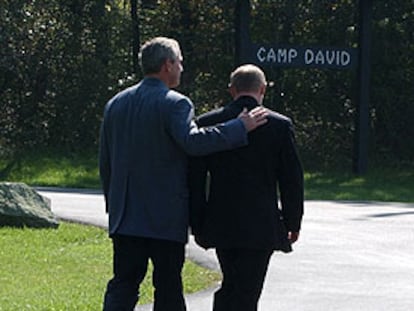 Bush y Putin, durante un paseo ayer por las afueras de la residencia presidencial de Camp David.