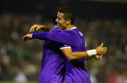 Cristiano es abrazado por Pepe después de marcar un gol, contra el Betis.