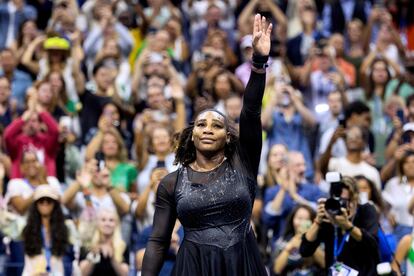 Serena Williams saluda a los aficionados de la Arthur Ashe de Nueva York.