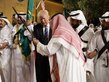 Trump en la ceremonia de bienvenida este s&aacute;bado en el Palacio de Muraba, en Riad. 