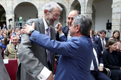 El expresidente del Gobierno de Cantabria (1990-1991) y fundador del PSOE regional, Jaime Blanco, quien ha fallecido este jueves; junto al actual presidente de Cantabria, Miguel Ángel Revilla.