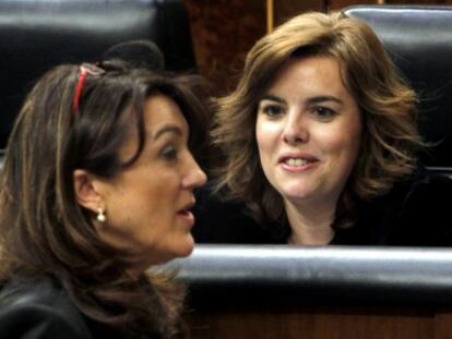La vicepresidenta del Gobierno, Soraya Sáenz de Santamaría, y la portavoz socialista en el Congreso, Soraya Rodríguez, en abril de 2012.