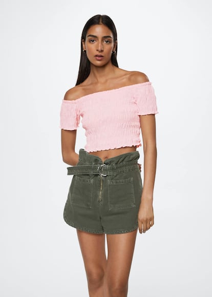 Este top fruncido, con los hombros al descubierto y en color rosa claro de Mango será uno de tus básicos infalibles de este verano.

22,99€