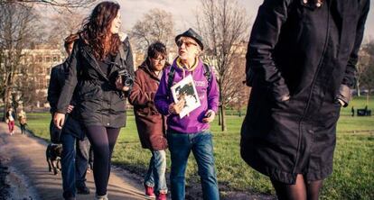 Un grupo de turistas durante la ruta de Unseen Tours por Camden.