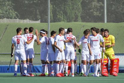 Jugadores españoles durante el amistoso de Hockey contra Países Bajos en el Club de Campo Villa de Madrid el 15 de julio de 2021.