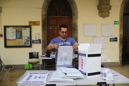 Un funcionario prepara una mesa de votación en Guadalajara.