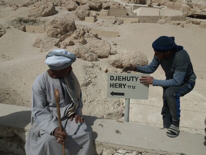 Colocación de indicaciones para las tumbas de Djehuty y Hery. Con el bastón, el capataz Alí Farouk.
