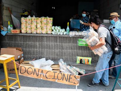 Voluntarios juntan donaciones para los afectados de la crisis económica en un bar de Ciudad de Guatemala, el pasado 16 de abril.