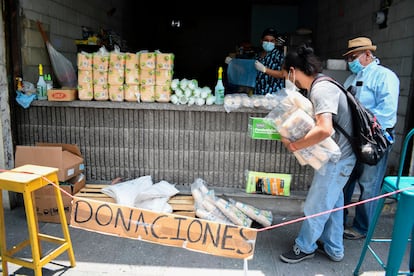 Voluntarios juntan donaciones para los afectados de la crisis económica en un bar de Ciudad de Guatemala, el pasado 16 de abril.