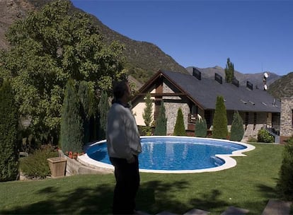 Jardín y piscina del hotel Riberies, en Llavorsí (Lleida).