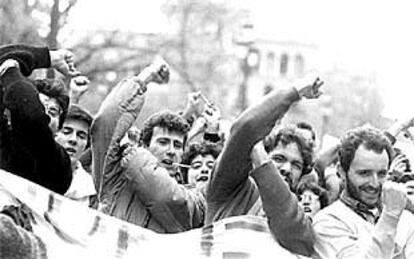 Luis Pizarro, en el centro, durante una manifestación de estudiantes el 25 de febrero de 1986 en Sevilla.