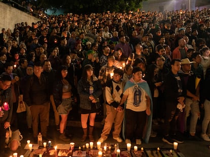 Cientos de personas protestan este lunes en la Estela de Luz en Ciudad de México.