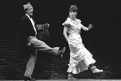 Veronica Forqué e Manuel Galiana em '¡Ay, Carmela!' no teatro Fígaro de Madri, em 1988. 